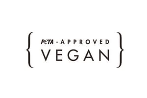 El logotipo “PETA-Approved Vegan” se utiliza para destacar las prendas fabricadas con alternativas veganas a los materiales de origen animal, como el cuero, la piel, la seda o las plumas. Este logotipo permite a los consumidores identificar de un vistazo los productos veganos y tomar decisiones acordes con sus valores.
