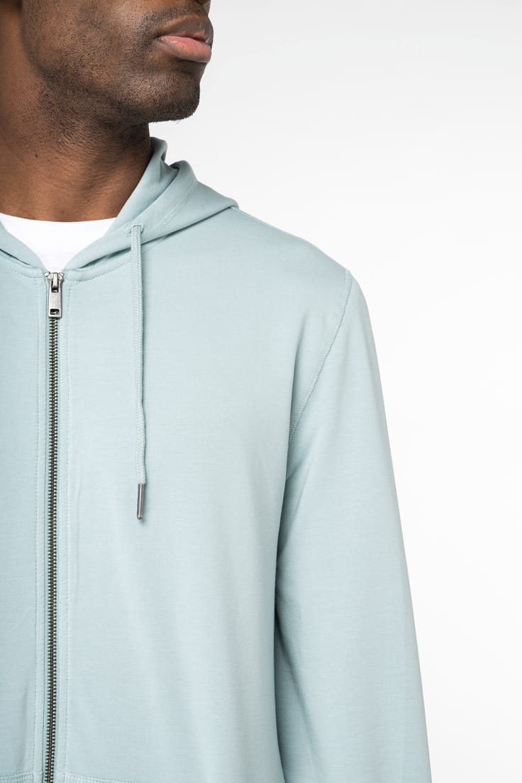 Sweatshirt à capuche zippé porté par un homme