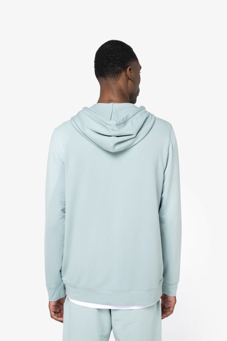 Sweatshirt à capuche zippé porté par un homme