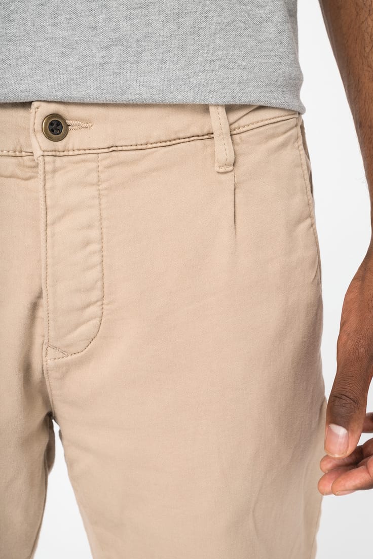 Pantalon chino porté par un homme