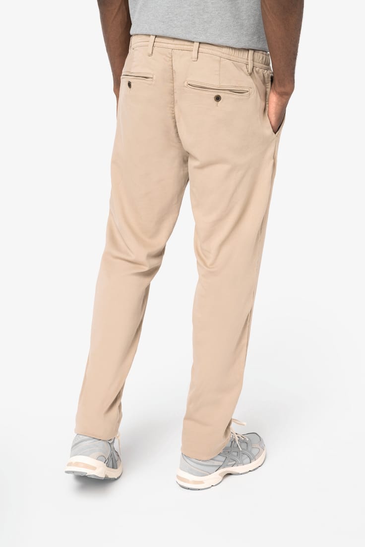 Pantalon chino porté par un homme