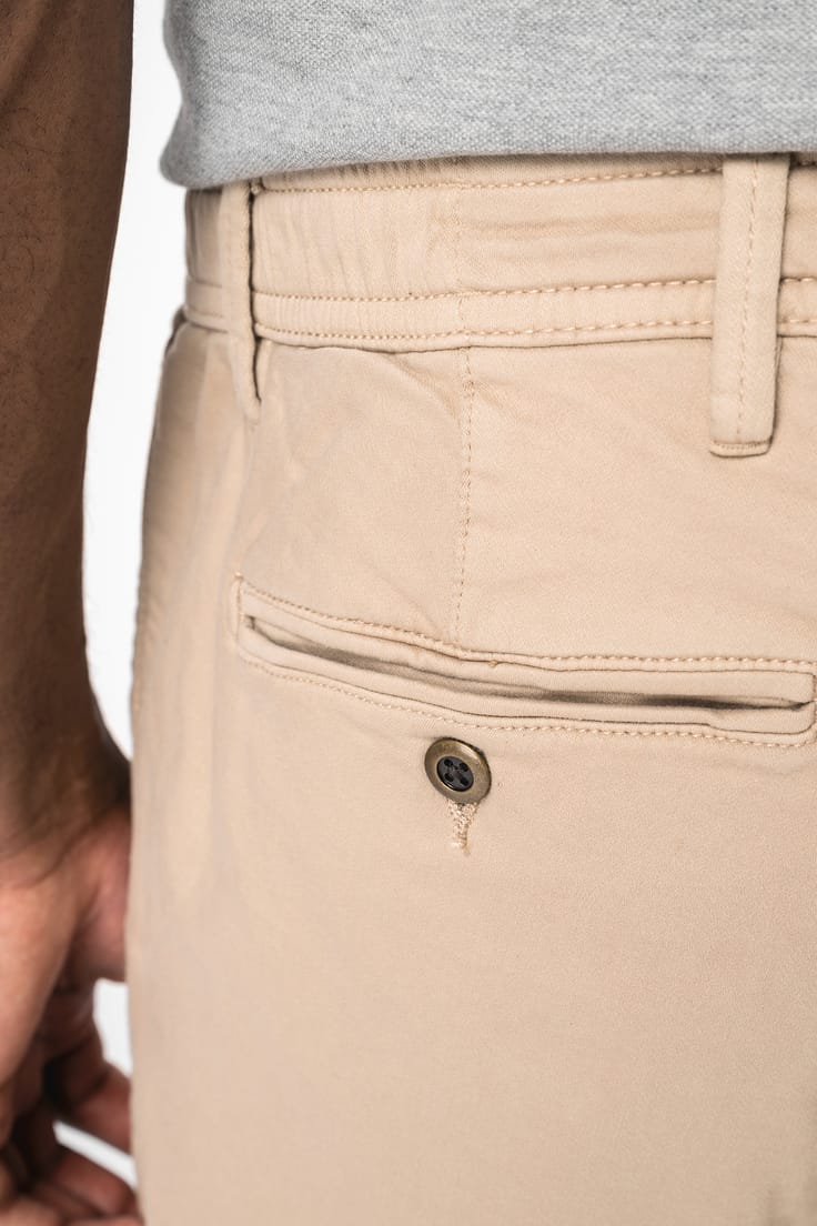 Pantalon chino porté par un homme